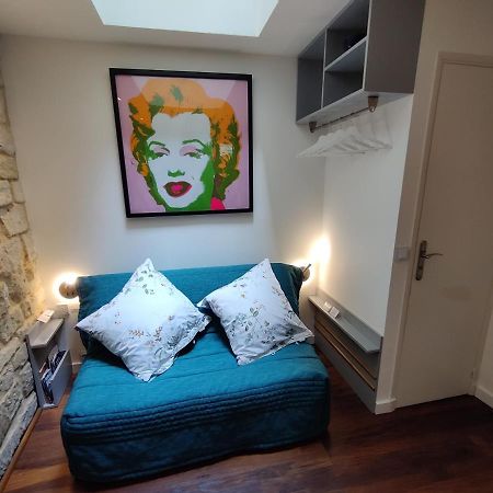 Romantic Tiny House Inside Montmartre Paris Ngoại thất bức ảnh