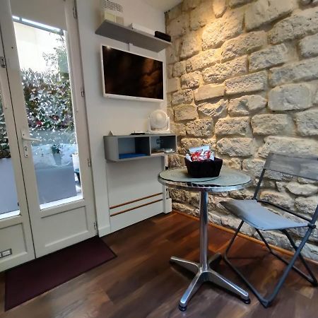 Romantic Tiny House Inside Montmartre Paris Ngoại thất bức ảnh