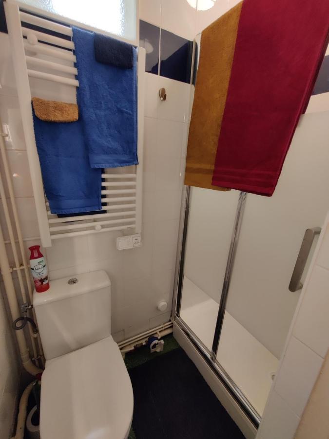 Romantic Tiny House Inside Montmartre Paris Ngoại thất bức ảnh