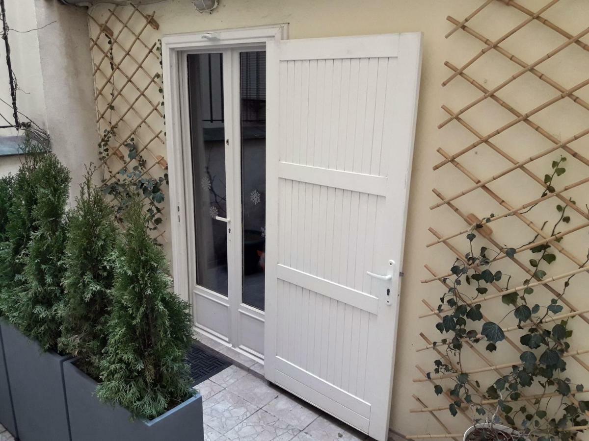 Romantic Tiny House Inside Montmartre Paris Ngoại thất bức ảnh