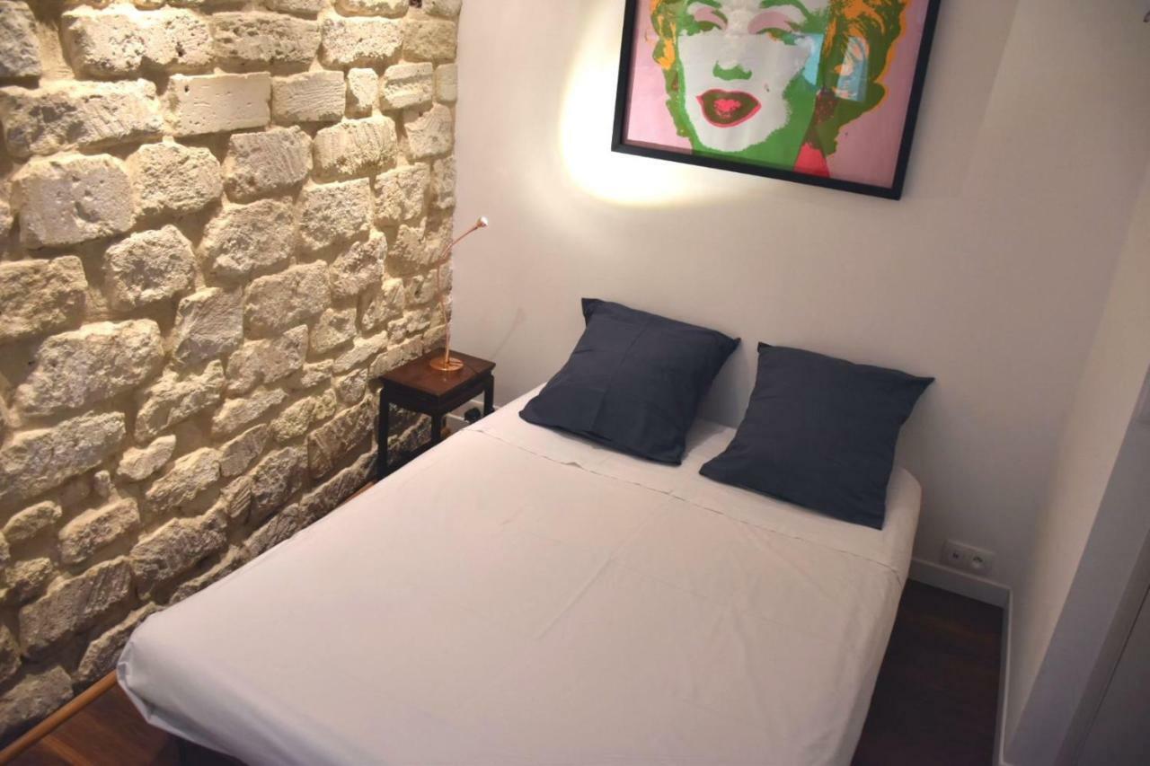 Romantic Tiny House Inside Montmartre Paris Ngoại thất bức ảnh
